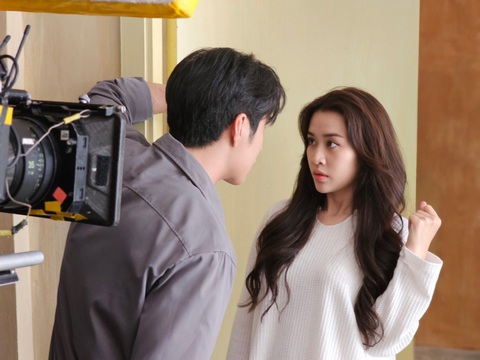 Otis Nhật Trường 'chữa lành' cho nữ chính Quý cô thừa kế 2- Ảnh 3. Otis Nhật Trường và Quyên Qui phối hợp ăn ý dù lần đầu đóng chung