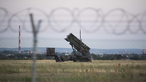 NATO đưa hệ thống tên lửa Patriot đến gần Nga hơn- Ảnh 1. Hệ thống tên lửa Patriot của Mỹ được trông thấy tại sân bay Rzeszow, Ba Lan hồi năm 2022 - Ảnh: RT