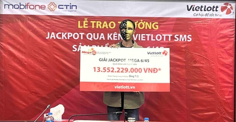 Đúng ngày 8-3, đưa vợ đi cùng nhận giải Jackpot hơn 13,5 tỉ đồng- Ảnh 1. Ông T.Q. nhận giải Jackpot trị giá hơn 13,5 tỉ đồng - Ảnh: CTV