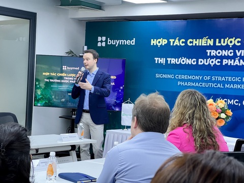 Buymed hợp tác chiến lược với Sanofi Việt Nam- Ảnh 3. Ông Kevin Doak, giám đốc điều hành ngành hàng Chăm sóc sức khỏe người tiêu dùng, Sanofi Việt Nam và Campuchia - chia sẻ tại buổi lễ - Ảnh: Buymed.