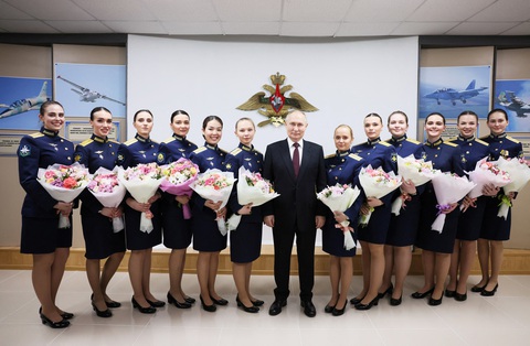 Tổng thống Nga Vladimir Putin chụp ảnh cùng các nữ sinh viên tốt nghiệp Trường Phi công Hàng không Quân sự Cao cấp mang tên anh hùng Liên Xô A.K. Serov ở Krasnodar, Nga, ngày 7-3 - Ảnh: SPUTNIK Tổng thống Nga Vladimir Putin chụp ảnh cùng các nữ sinh viên tốt nghiệp Trường Phi công Hàng không Quân sự cao cấp mang tên anh hùng Liên Xô A.K. Serov ở Krasnodar, Nga, ngày 7-3 - Ảnh: SPUTNIK