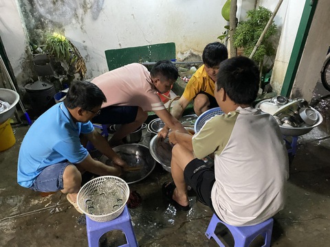 Ảnh: THU HUỆ Phụ nữ cần sự chăm sóc đích thực ở đàn ông, chứ không chỉ quà cáp lấy lệ. Trong ảnh: Đàn ông cùng nhau rửa chén sau một bữa tiệc liên hoan 8-3 - Ảnh: THU HUỆ