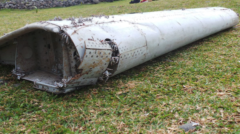Tháng 7-2015 (tức 16 tháng sau khi MH370 mất tích), một phần cánh máy bay được tìm thấy ở đảo Réunion - Ảnh: 9NEWS.COM.AU Tháng 7-2015 (tức 16 tháng sau khi MH370 mất tích), một phần cánh máy bay được tìm thấy ở đảo Réunion - Ảnh: 9NEWS.COM.AU