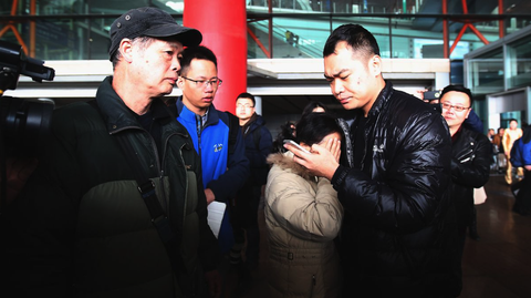 Thân nhân của các hành khách trên chuyến bay MH370 chờ đợi ở sân bay Bắc Kinh - Ảnh: GETTY IMAGES Thân nhân của các hành khách trên chuyến bay MH370 chờ đợi ở sân bay Bắc Kinh - Ảnh: GETTY IMAGES