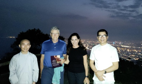 Nghệ nhân kể chuyện cùng Bill Gates thưởng thiền trà tại Đà Nẵng- Ảnh 1. Nghệ nhân Hoàng Anh Sướng (bên phải), sư cô, tỉ phú và người bạn gái của tỉ phú trên đỉnh Bàn Cờ - Ảnh: Nghệ nhân Hoàng Anh Sướng cung cấp