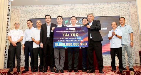 Bóng đá nữ TP.HCM: Làm gì khi có tiền tỉ?- Ảnh 1. Bước ngoặt lớn của bóng đá nữ TP.HCM với số tiền tài trợ 15 tỉ đồng - Ảnh: HOÀNG TUẤN