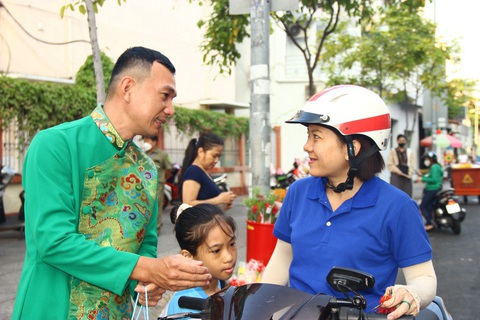 Đưa con đi học, mẹ bất ngờ nhận được quà 8-3- Ảnh 3. Không chỉ tặng quà, các thầy giáo còn gởi lời chúc mừng phụ huynh nhân ngày 8-3