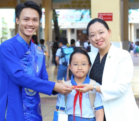 Đưa con đi học, mẹ bất ngờ nhận được quà 8-3- Ảnh 2. Cả người tặng và người nhận đều vui
