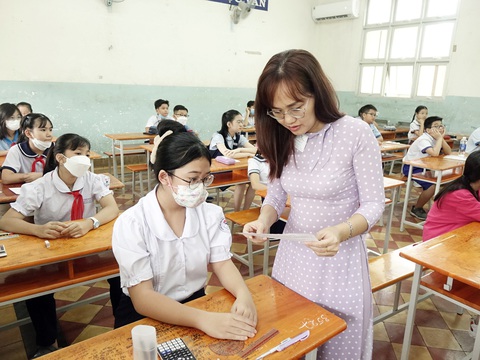 Hệ THCS trong trường chuyên: Không luyện thi vẫn đỗ, không học thêm vẫn giỏi- Ảnh 2. Thí sinh làm thủ tục dự thi khảo sát vào lớp 6 Trường Trần Đại Nghĩa năm 2023 - Ảnh: NHƯ HÙNG