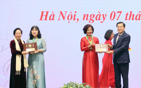 Tin tức sáng 8-3: Trao giải Kovalevskaia cho hai nhà khoa học nữ xuất sắc- Ảnh 2. Phó thủ tướng Lê Minh Khái và bà Nguyễn Thị Doan trao giải Kovalevskaia cho 2 nhà khoa học nữ có thành tích nghiên cứu khoa học xuất sắc - Ảnh VGP