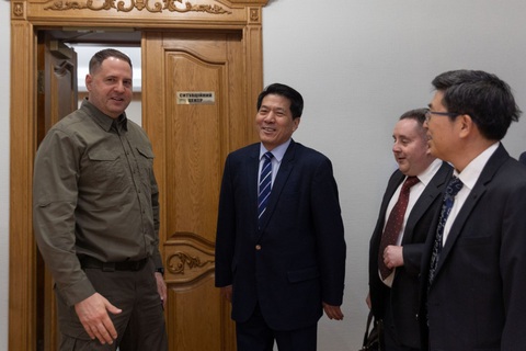 Ukraine trao đổi với Trung Quốc về kế hoạch hòa bình của Kiev- Ảnh 1. Chánh Văn phòng Tổng thống Ukraine Andriy Yermak (bên trái) tiếp phái đoàn đặc phái viên Trung Quốc tại thủ đô Kiev (Ukraine) hôm 7-3 - Ảnh: UKRINFORM