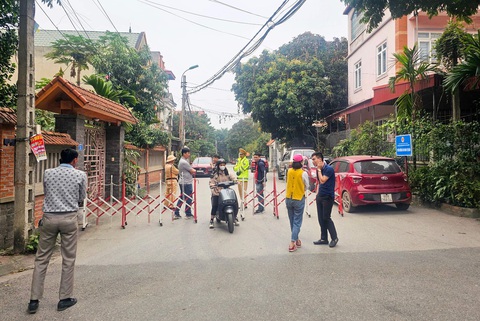 Bắt bí thư Tỉnh ủy Vĩnh Phúc Hoàng Thị Thúy Lan và chủ tịch UBND tỉnh Lê Duy Thành- Ảnh 4. Lực lượng công an lập rào chắn, hạn chế ra vào một đoạn đường Phạm Hồng Thái (TP Vĩnh Yên), nơi có nhà riêng của chủ tịch Vĩnh Phúc Lê Duy Thành - Ảnh: ANH KHÔI