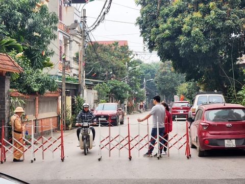 Bắt bí thư Tỉnh ủy Vĩnh Phúc Hoàng Thị Thúy Lan và chủ tịch UBND tỉnh Lê Duy Thành- Ảnh 5. Rào chắn tại khu vực nhà riêng ông Lê Duy Thành chiều nay 8-3 - Ảnh: ANH KHÔI