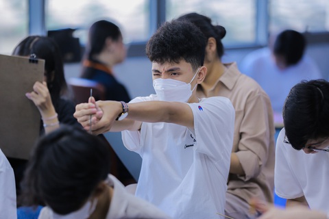 Nhiều trường đại học bắt đầu nhận đăng ký dự thi năng khiếu- Ảnh 1. Thí sinh dự thi năng khiếu vẽ do Trường đại học Văn Lang tổ chức năm 2023. Năm nay trường nhận đăng ký dự thi năng khiếu đến hết ngày 31-3 - Ảnh: TRÀ MY