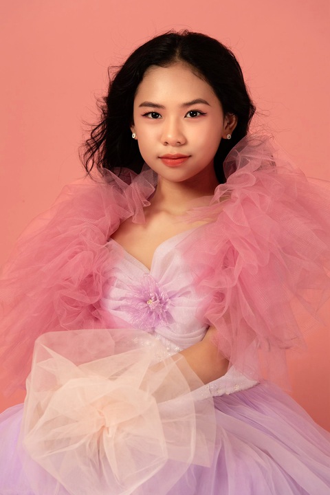Mẫu nhí Thuần Anh tung bộ ảnh Điểm nhấn của bộ hình chính là cách Thuần Anh thể hiện qua từng shoot hình. Với khả năng tạo dáng cùng thần thái tự tin và chuyên nghiệp, cô bé đã biến hóa đa dạng, mang đến một hình ảnh Thuần Anh đầy mới mẻ và cuốn hút.