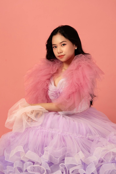 Mẫu nhí Thuần Anh tung bộ ảnh Trong bộ hình mới này, Thuần Anh khoác lên mình bộ trang phục chủ đạo với tông màu hồng, khéo léo khoe vóc dáng thon thả và thần thái sang trọng, đầy tự tin.