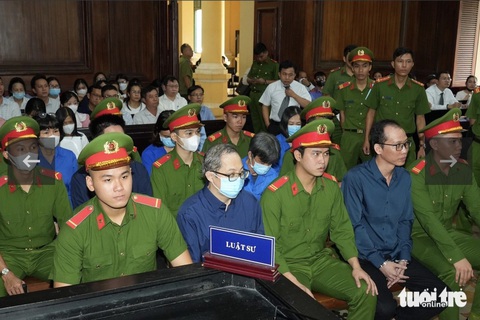 Truy tố cựu giám đốc Bệnh viện Thủ Đức thêm tội vi phạm đấu thầu liên quan Việt Á- Ảnh 1. Cựu giám đốc Bệnh viện TP Thủ Đức (hàng đầu, thứ hai từ trái) cùng các đồng phạm tại tòa - Ảnh: HỮU HẠNH
