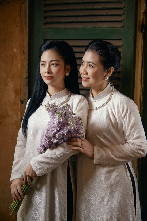 Trong loạt ảnh, mẹ con Dương Hoàng Yến cùng diện áo dài trắng, đeo kiềng bạc, và trang điểm làm tóc chuẩn cô gái Hà Nội. Trong loạt ảnh, mẹ con Dương Hoàng Yến cùng diện áo dài trắng, đeo kiềng bạc, và trang điểm làm tóc chuẩn cô gái Hà Nội.