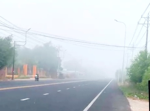 Cháy bãi rác tạm Đồng Cây Sao, Phú Quốc 9 ngày qua vẫn còn âm ỉ- Ảnh 1. Do bãi rác tạm Đồng Cây Sao (xã Cửa Dương, TP Phú Quốc) còn cháy âm ỉ nên khói nghi ngút có lúc bao trùm một đoạn ngắn đường từ Dương Đông - Gành Dầu - Ảnh: Người dân cung cấp