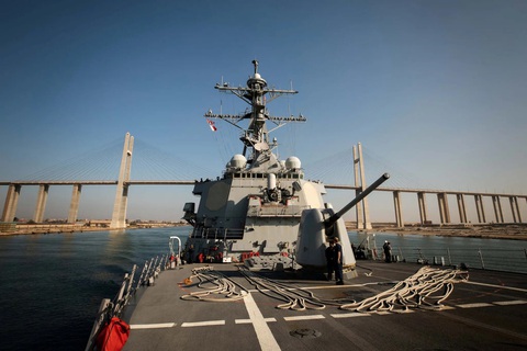 Tàu khu trục USS Carney của Mỹ gần kênh đào Suez vào tháng 10-2023, tàu này đã bắn hạ một số drone và tên lửa hành trình ở Biển Đỏ - Ảnh: REUTERS Tàu khu trục USS Carney của Mỹ gần kênh đào Suez vào tháng 10-2023, tàu này đã bắn hạ một số drone và tên lửa hành trình ở Biển Đỏ - Ảnh: REUTERS