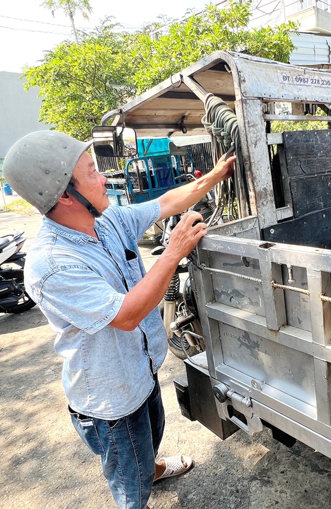 Thành phố dễ thương - Kỳ 9: Những chuyến xe chở đầy yêu thương- Ảnh 2. Ông Đức chuẩn bị đi chở đồ miễn phí giúp các bạn trẻ - Ảnh: YẾN TRINH