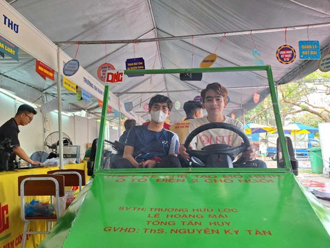 Rộn ràng chờ đón học sinh đến Ngày hội tư vấn tuyển sinh ở Cần Thơ- Ảnh 7. Mô hình xe điện độc đáo của sinh viên Trường đại học Nam Cần Thơ - Ảnh: TRỌNG NHÂN