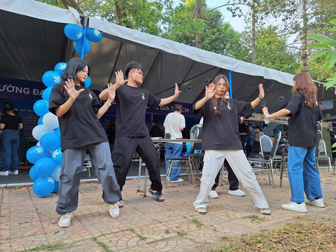 Rộn ràng chờ đón học sinh đến Ngày hội tư vấn tuyển sinh ở Cần Thơ- Ảnh 6. Nhóm sinh viên Trường đại học Quốc tế (Đại học Quốc gia TP.HCM) chuẩn bị bài nhảy cho ngày hội - Ảnh: TRỌNG NHÂN