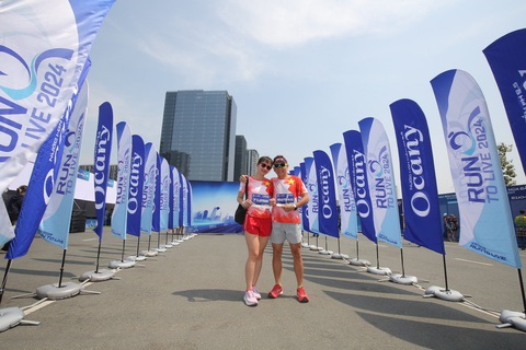 200 triệu đồng cho runner phá kỷ lục bán marathon ở giải chạy Run To Live- Ảnh 2. VĐV đến tham khảo đường chạy Run to Live - Ảnh: T.V.C