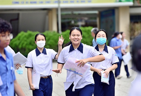 Dự kiến cuối tháng 6 thi tốt nghiệp THPT- Ảnh 1. Môn ngữ văn luôn thu hút sự quan tâm của dư luận mỗi kỳ thi tốt nghiệp THPT. Trong ảnh: thí sinh dự thi tốt nghiệp THPT năm 2023 tại TP.HCM vui vẻ sau khi kết thúc môn thi ngữ văn - Ảnh: DUYÊN PHAN