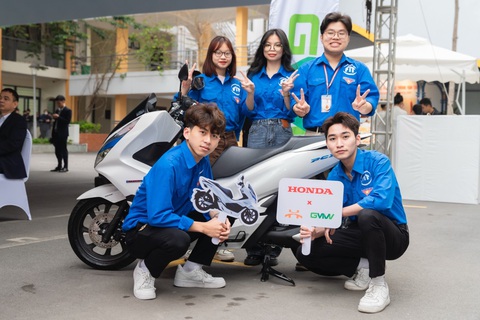 Honda Việt Nam hỗ trợ 70 xe máy điện cho Trường đại học Công nghệ giao thông vận tải- Ảnh 1. Các bạn sinh viên Trường đại học Công nghệ giao thông vận tải check-in cùng xe máy điện Honda
