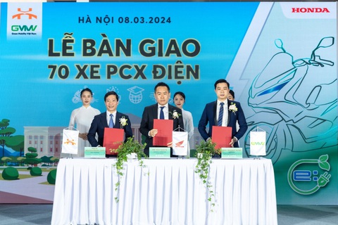 Honda Việt Nam hỗ trợ 70 xe máy điện cho Trường đại học Công nghệ giao thông vận tải- Ảnh 3. Đại diện các bên tham gia lễ ký kết