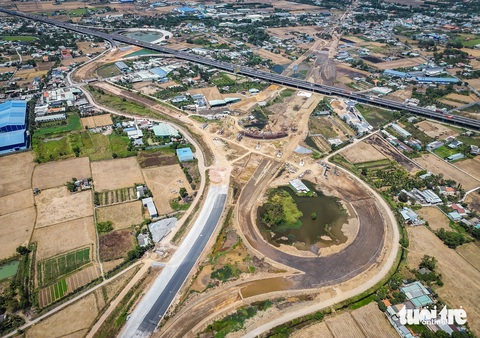 Hiện trạng 700m cao tốc Bến Lức - Long Thành, nơi Công ty Thảo Lan đòi mang cát về- Ảnh 2. Nút giao quan trọng giữa 3 cao tốc hiện đang thành hình, tuy nhiên có thể bị ảnh hưởng tiến độ nếu đoạn tuyến 700m không được bàn giao mặt bằng - Ảnh: LÊ PHAN