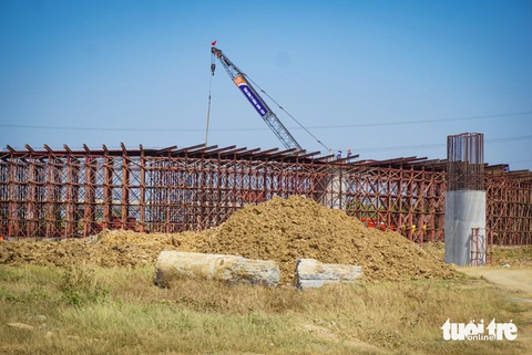 Hiện trạng 700m cao tốc Bến Lức - Long Thành, nơi Công ty Thảo Lan đòi mang cát về- Ảnh 4. Ngoại trừ đoạn nêu trên, khu vực xung quanh công trường nút giao đang làm việc rất nhộn nhịp, các trụ cầu đã mọc lên - Ảnh: CHÂU TUẤN