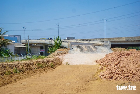 Hiện trạng 700m cao tốc Bến Lức - Long Thành, nơi Công ty Thảo Lan đòi mang cát về- Ảnh 6. Công trường nút giao đang bị đứt khúc, nhà thầu đang xây dựng chưa đồng bộ vì phải "chừa" ra đoạn 700m - Ảnh: CHÂU TUẤN