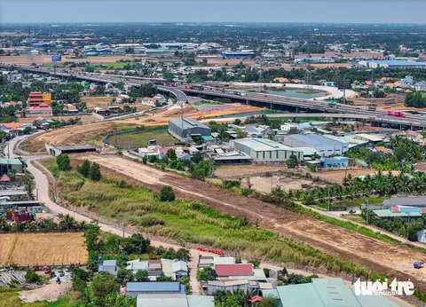 Hiện trạng 700m cao tốc Bến Lức - Long Thành, nơi Công ty Thảo Lan đòi mang cát về- Ảnh 11. Sau đó, nhà thầu mới được chọn làm tiếp khối lượng còn lại với tên mới là gói thầu A1-1, gồm liên danh Tổng công ty 319 Bộ Quốc phòng - Tổng công ty cổ phần Xuất nhập khẩu và Xây dựng Việt Nam, bắt đầu làm từ cuối tháng 11-2023 - Ảnh: CHÂU TUẤN