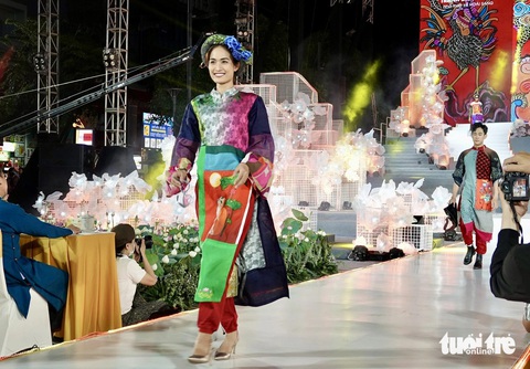 Lấy cảm hứng từ tranh dân gian Việt Nam, nhà thiết kế Hoài Sang mang đến bộ sưu tập "Xúc cảm tranh dân gian" - Ảnh: T.T.D. Lấy cảm hứng từ tranh dân gian Việt Nam, nhà thiết kế Hoài Sang mang đến bộ sưu tập "Xúc cảm tranh dân gian" - Ảnh: T.T.D.