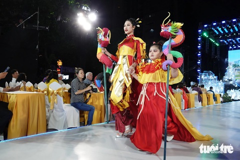 Kết hợp giữa tranh dân gian và nghệ thuật nặn tò he, Diorion mang đến bộ sưu tập ấn tượng về một loại hình dân gian được trẻ con yêu thích - Ảnh: T.T.D. Kết hợp giữa tranh dân gian và nghệ thuật nặn tò he, Diorion mang đến bộ sưu tập ấn tượng về một loại hình dân gian được trẻ con yêu thích - Ảnh: T.T.D.