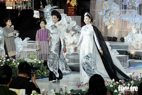 Sài Gòn - TP.HCM năng động, hiện đại trong thiết kế của Đức Minh qua bộ sưu tập Sài Gòn trong tim tôi với họa tiết là các công trình kiến trúc tiêu biểu của TP.HCM - Ảnh: T.T.D. Sài Gòn - TP.HCM năng động, hiện đại trong thiết kế của Đức Minh qua bộ sưu tập Sài Gòn trong tim tôi với họa tiết là các công trình kiến trúc tiêu biểu của TP.HCM - Ảnh: T.T.D.