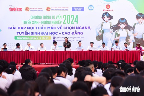 Sáng nay tư vấn tuyển sinh tại Tiền Giang, Hải Dương- Ảnh 5. Thầy cô trong ban tư vấn gửi những lời khuyên và cách thức xét tuyển đến các em học sinh - Ảnh: DUYÊN PHAN
