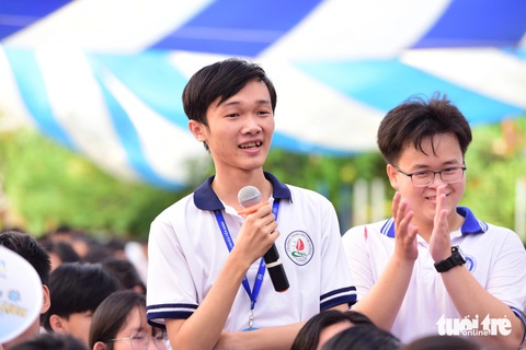Sáng nay tư vấn tuyển sinh tại Tiền Giang, Hải Dương- Ảnh 8. Học sinh gửi những thắc mắc đến ban tư vấn - Ảnh: DUYÊN PHAN