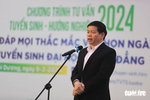 Sáng nay tư vấn tuyển sinh tại Tiền Giang, Hải Dương- Ảnh 11. Ông Lương Văn Việt - giám đốc Sở Giáo dục và Đạo tại Hải Dương phát biểu tại buổi tư vấn - Ảnh: NGUYỄN KHÁNH