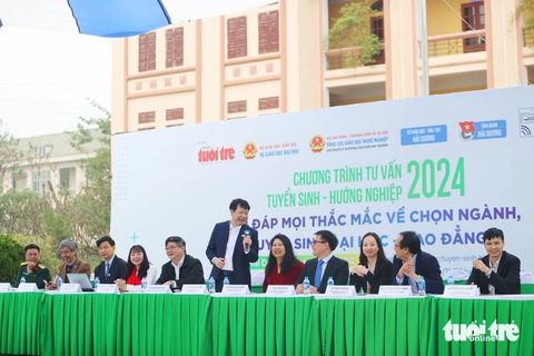 Sáng nay tư vấn tuyển sinh tại Tiền Giang, Hải Dương- Ảnh 12. Các thành viên của ban tư vấn trả lời câu hỏi của các bạn học sinh tại tỉnh Hải Dương - Ảnh: NGUYỄN KHÁNH