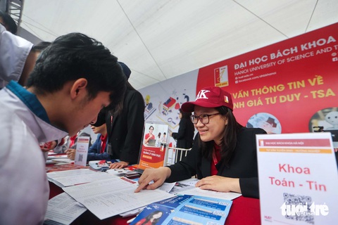 Sáng nay tư vấn tuyển sinh tại Tiền Giang, Hải Dương- Ảnh 13. Các bạn học sinh đang nghe tư vấn tại Đại học Bách Khoa Hà Nội - Ảnh: NGUYỄN KHÁNH