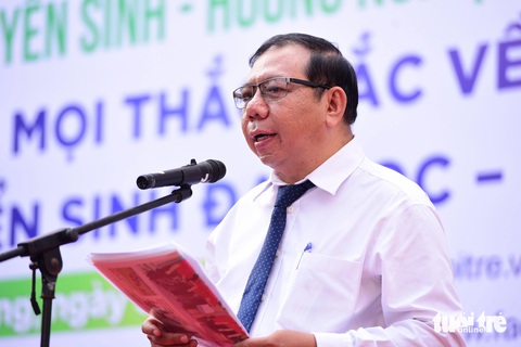 Sáng nay tư vấn tuyển sinh tại Tiền Giang, Hải Dương- Ảnh 2. Ông Võ Văn Hiếu - phó giám đốc Sở Giáo dục - Đào tạo tỉnh Tiền Giang - phát biểu tại chương trình - Ảnh: DUYÊN PHAN