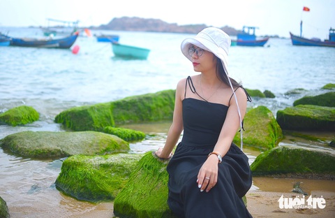 Du khách hòa mình vào khung cảnh thiên nhiên - Ảnh: LÂM THIÊN Du khách hòa mình vào khung cảnh thiên nhiên - Ảnh: LÂM THIÊN