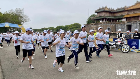Hơn 15.000 người tham gia giải chạy S-Race Thừa Thiên Huế- Ảnh 1. Thầy cô giáo cùng học sinh tham gia chạy ở cự ly 1,5km tại giải chạy S-Race 2024 - Ảnh: BẢO PHÚ