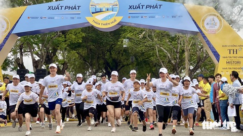 Hơn 15.000 người tham gia giải chạy S-Race Thừa Thiên Huế- Ảnh 2. Cha mẹ cùng học sinh chinh phục đường đua S-Race Family - Ảnh: BẢO PHÚ
