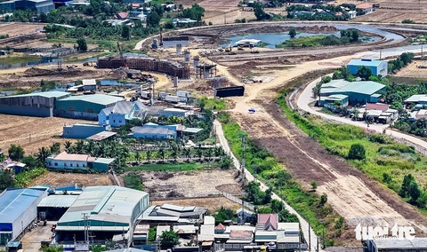Long An: Không để việc 'doanh nghiệp đòi cát' ảnh hưởng tiến độ vành đai 3 TP.HCM- Ảnh 1. Khoảng 300m trong số 700m mà "doanh nghiệp đòi cát" liên quan đến gói thầu thi công XL3 dự án vành đai 3 TP.HCM qua Long An - Ảnh: CHÂU TUẤN