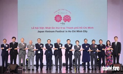 Các đại biểu tham dự khai mạc Lễ hội Việt Nhật cùng nắm tay thắt chặt tình hữu nghị - Ảnh: QUANG ĐỊNH Các đại biểu tham dự khai mạc Lễ hội Việt - Nhật cùng nắm tay thắt chặt tình hữu nghị - Ảnh: QUANG ĐỊNH