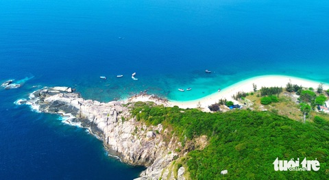 Thiên nhiên ban tặng cho Hòn Nưa phong cảnh vô cùng đặc biệt, nối tiếp bờ cát trắng trải dài xung quanh đảo là vô số những ghềnh đá cao dần - Ảnh: NGUYỄN HOÀNG Thiên nhiên ban tặng cho Hòn Nưa phong cảnh vô cùng đặc biệt, nối tiếp bờ cát trắng trải dài xung quanh đảo là vô số ghềnh đá cao dần - Ảnh: NGUYỄN HOÀNG
